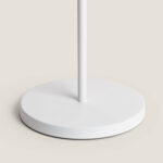 Lampadaire sur pied blanc avec base ronde plate et mât vertical