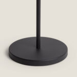 Lampadaire solaire noir, base circulaire en métal mat et tige verticale