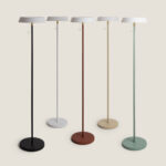 Lampadaire sur pied métallique élancé, abat-jour plat, couleurs noir, blanc, terre cuite, crème et vert