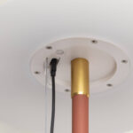 Lampadaire solaire extérieur tige terre cuite avec embout doré et câbles de connexion au plafond