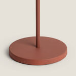 Lampadaire extérieur sur pied couleur terre cuite, base ronde plate et mât cylindrique mat