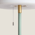 Lampadaire sur pied vert céladon avec embout doré et tirette métallique