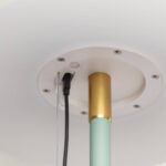 Lampadaire vert céladon à tige avec embout doré et rosace de fixation blanche, câbles apparents