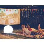 Lampe sphérique blanche posée au sol, éclairage d'ambiance extérieur pour soirée cinéma en plein air