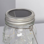 Lampe bocal solaire en verre avec couvercle métal, anse métallique et guirlande LED à l'intérieur