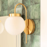 Applique murale en verre opalin et métal doré, globe rond, support arqué