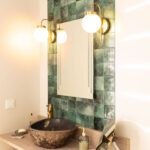 Applique murale métal doré avec globe en verre opalin, fixation murale ronde