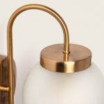 Applique murale en métal laiton brossé avec globe en verre opalin