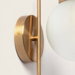 Applique murale métal laiton brossé avec globe en verre opalin blanc