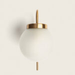Applique murale globe en verre dépoli avec armature métal et tige verticale, finition laiton