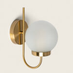 Applique murale extérieure en métal doré avec globe en verre dépoli et bras incurvé