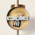 Applique murale extérieure, intérieur doré, support de fixation métallique et bornier de câblage apparent