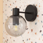 Applique murale en métal noir mat avec globe en verre à bulles et platine ronde