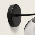 Applique murale en métal noir mat avec bras fin et globe en verre transparent
