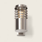 Applique murale extérieure cylindrique en acier inoxydable brossé avec grilles horizontales et diffuseur en verre