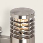 Applique murale extérieure cylindrique en acier inoxydable brossé avec grilles horizontales et diffuseur en verre