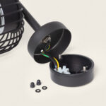 Lampe murale extérieure noire en métal à grille, socle de fixation ouvert montrant câbles et presse-étoupe