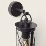 Applique murale en métal noir mat style lanterne avec cage et ampoule visible