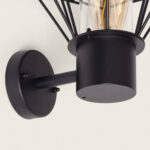 Applique murale noire en métal mat, support cylindrique et cage décorative