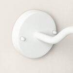Applique murale blanche en aluminium, rosace ronde et bras courbé