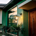 Applique murale extérieure en aluminium vert, bras courbé et abat-jour en forme de cloche