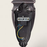 Applique murale en aluminium gris foncé avec plaque arrière décorative, support de fixation et câblage apparent