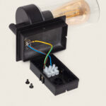 Applique murale extérieure noire en aluminium avec abat-jour verre cylindrique et ampoule visible, boîtier de connexion apparent