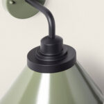 Applique murale extérieure aluminium abat-jour conique vert avec collerette et bras noir courbé