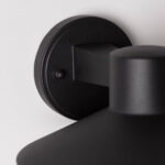 Applique murale extérieure noire en aluminium, finition mate, bras droit et abat-jour orienté vers le bas