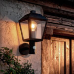 Applique murale extérieure noire en métal avec abat-jour en verre et détecteur de mouvement