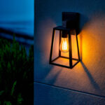 Applique murale extérieure noire en aluminium et verre, forme lanterne avec ampoule visible