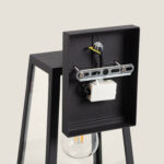 Applique murale extérieure en aluminium noir et verre, forme carrée, ampoule visible et plaque de fixation murale