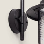 Applique murale extérieure noire en métal avec diffuseur en verre cannelé, fixation murale verticale