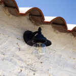 Applique murale extérieure en métal noir avec globe en verre transparent et ampoule visible