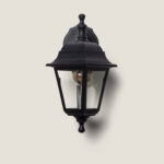 Applique murale extérieure noire en métal avec panneaux de verre, style lanterne, ampoule visible