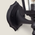 Applique murale extérieure noire en métal avec abat-jour en verre et plaque murale sculptée