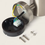 Applique murale acier inoxydable, boîtier de fixation ouvert montrant bornier, câbles et vis de montage