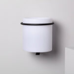 Applique murale cylindrique blanche avec anneau noir, fixation murale et diffuseur opalin