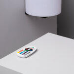 Applique murale blanche cylindrique avec télécommande RGBW posée, usage extérieur