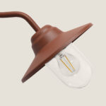 Applique murale métal couleur rouille, abat-jour conique, globe en verre transparent et bras mural courbé