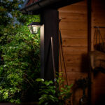 Applique murale extérieure métal noir et verre, style lanterne, éclairage chaud pour terrasse