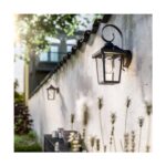 Applique murale noire en métal avec abat-jour en verre style lanterne, bras incurvé pour éclairage extérieur