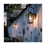 Applique murale extérieure lanterne métallique noire et verre avec bras courbé, lumière chaude