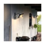 Applique murale extérieure noire en métal avec abat-jour conique et grille protectrice