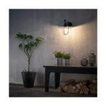 Applique murale noire en métal avec grille protectrice et abat-jour courbé, éclairage extérieur directionnel