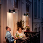 Applique murale noire à globe en verre transparent, bras droit métallique, montage extérieur pour éclairage d'ambiance