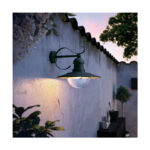 Applique murale extérieure verte en métal avec globe en verre et abat-jour conique