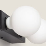 Applique murale métal noire à deux globes en verre opalin blanc, base carrée