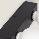 Applique murale métal noire avec deux abat-jours en verre blanc