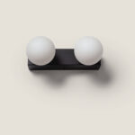 Applique murale double avec globes en verre opalin et base métallique noire